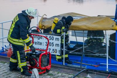 Hessigheim: Brand auf einem Schubschiff im Schleusenbereich